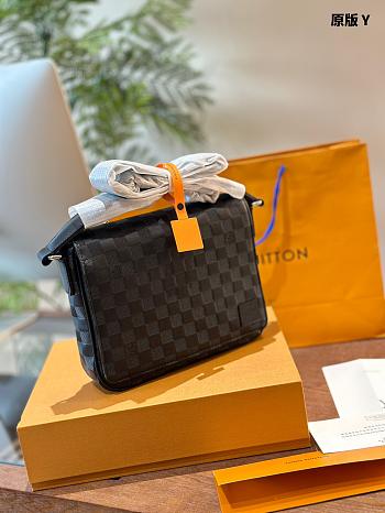 Louis Vuitton District PM Black 26 x 23 x 7 cm