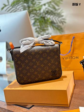 Louis Vuitton District PM Brown 26 x 23 x 7 cm