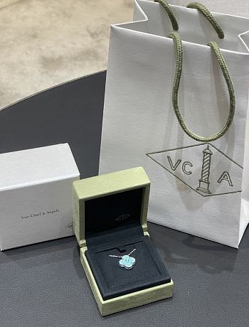 Van Cleef & Arpels Blue Flower Neckalce