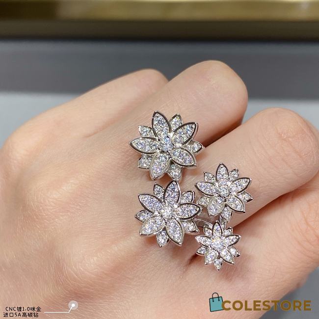 Van Cleef & Arpels Multi Flower Ring - 1