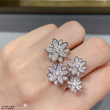 Van Cleef & Arpels Multi Flower Ring