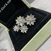 Van Cleef & Arpels Multi Flower Ring - 2