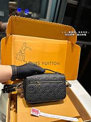 Louis Vuitton Pochette Metis East West Mini Black 21 x 14 cm  - 5