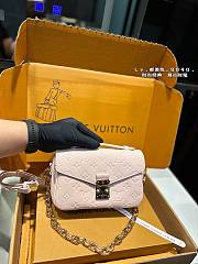 Louis Vuitton Pochette Metis East West Mini Beige 21 x 14 cm - 1