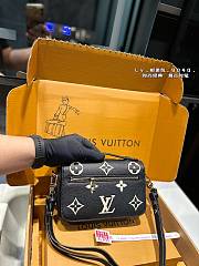 Louis Vuitton Pochette Metis East West Mini Black And Beige 21 x 14 cm - 2