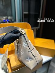 Louis Vuitton Carry All Brown With Yellow 29 x 24 cm - 3
