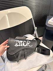 Dior Sac Saddle Dior and Peter Doig Cuir de veau grainé Noir - Homme 25 x 19 cm - 1