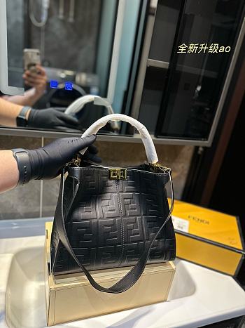 Fendi Peekaboo Black 30 x 25 cm