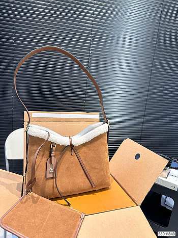 Louis Vuitton Carry All Fur Brown 30 x 25 cm