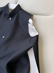 Sleeveless Satin Vest with a Mandarin Collar - 2