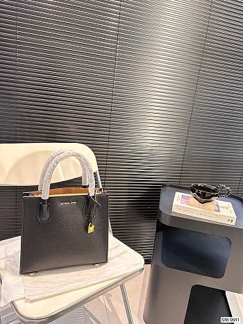 Colestore Michael Kors Mercer Medium Bag Black 26 x 22 cm