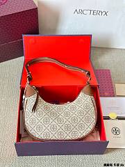 Colestore Tory Burch T Monogram Crescent Bag Beige 25 x 13 cm - 1
