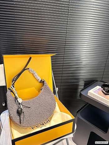 Colestore Fendi Fur Haft Moon Bag Grey 29 x 17 cm