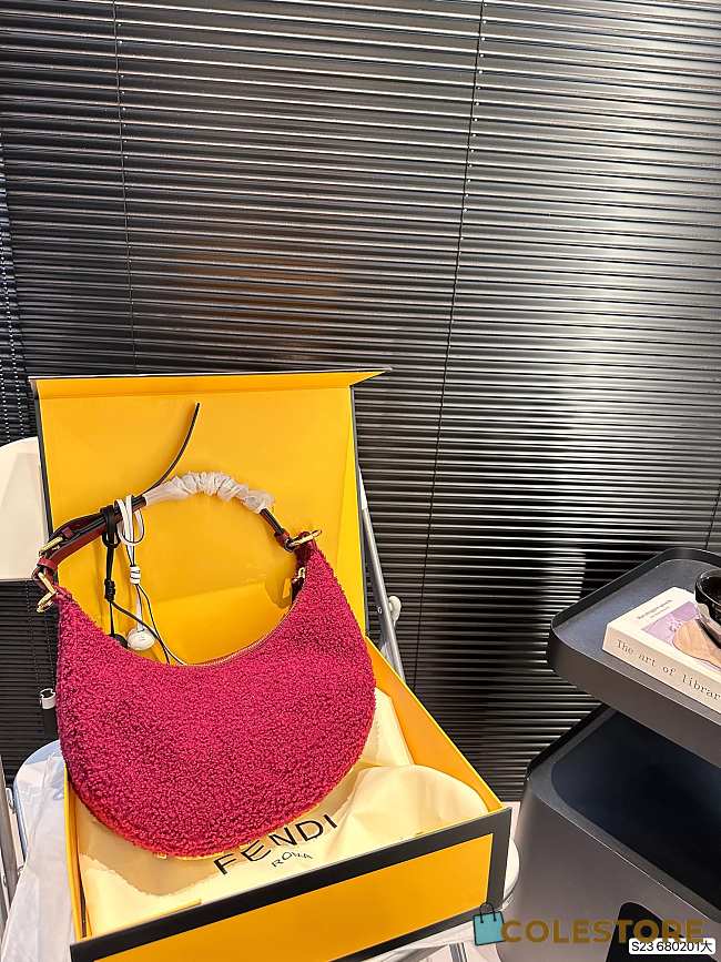 Colestore Fendi Fur Haft Moon Bag Hot Pink 29 x 17 cm - 1