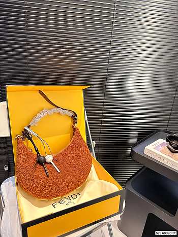 Colestore Fendi Fur Haft Moon Bag Brown 29 x 17 cm