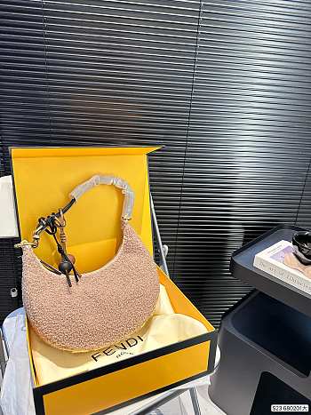 Colestore Fendi Fur Haft Moon Bag Beige 29 x 17 cm
