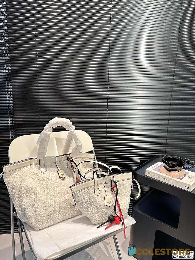Colestore Fendi Fur Tote Bag White 29 x 31 cm - 1