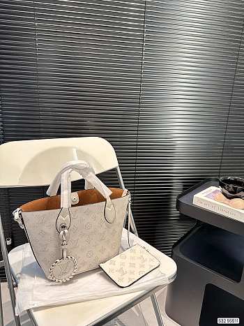 Colestore Louis Vuitton LV Blossom PM Mahina Grey 21 x 20 cm