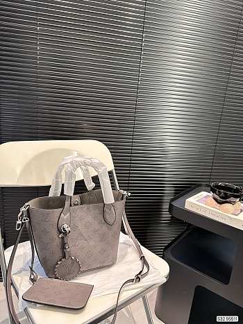 Colestore Louis Vuitton LV Blossom PM Mahina Dark Grey 21 x 20 cm