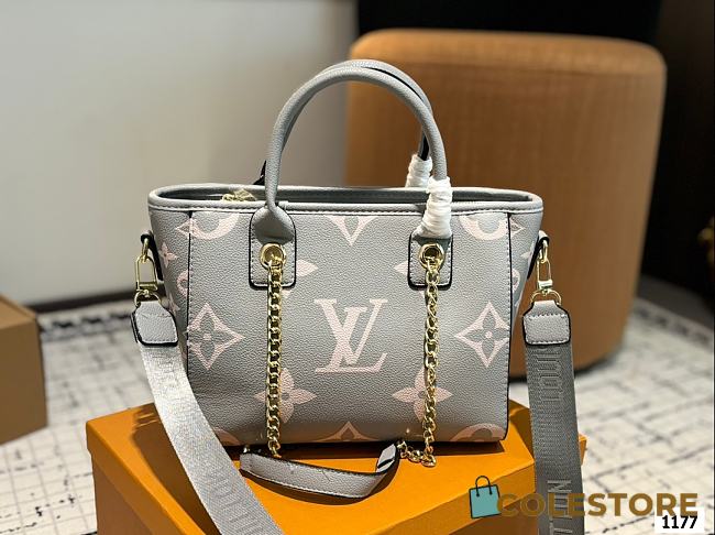 Colestore Louis Vuitton Onthego OM Monogram Empreinte Baby Blue 26 cm - 1