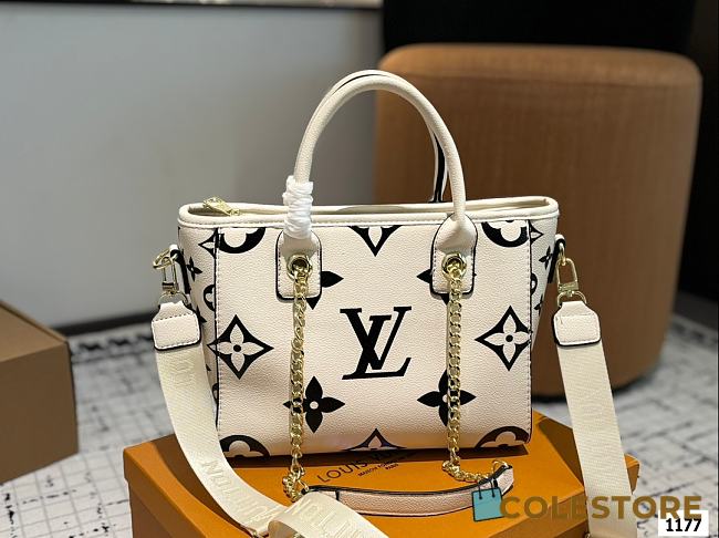 Colestore Louis Vuitton Onthego OM Monogram Empreinte White 26 cm - 1