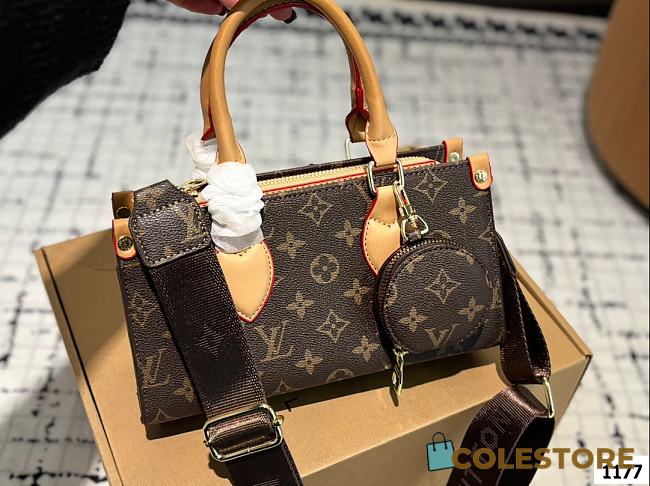 Colestore Louis Vuitton OnTheGo East West Brown 25 x 13 cm - 1