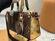 Colestore Louis Vuitton OnTheGo East West Brown 25 x 13 cm - 3