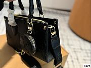 Colestore Louis Vuitton OnTheGo East West Black 25 x 13 cm - 6
