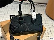 Colestore Louis Vuitton OnTheGo East West Black 25 x 13 cm - 3