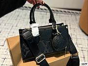 Colestore Louis Vuitton OnTheGo East West Black 25 x 13 cm - 1