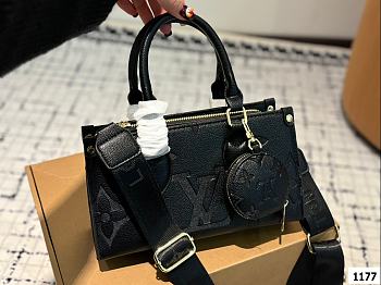 Colestore Louis Vuitton OnTheGo East West Black 25 x 13 cm