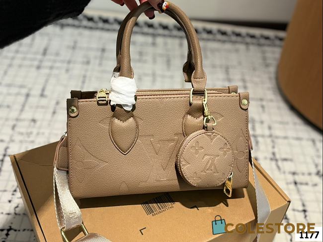 Colestore Louis Vuitton OnTheGo East West Beige 25 x 13 cm - 1