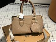 Colestore Louis Vuitton OnTheGo East West Beige 25 x 13 cm - 1