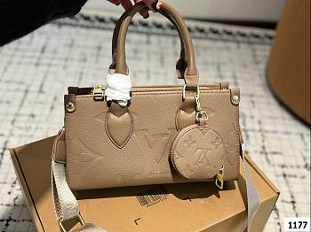 Colestore Louis Vuitton OnTheGo East West Beige 25 x 13 cm
