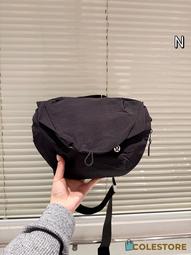 Colestore Lululemon Curved Crossbody Bag Black 28 x 21 cm - 1