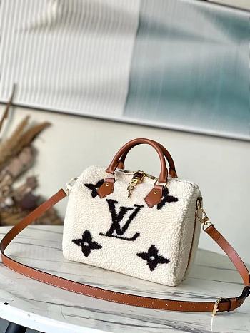 Colestore Louis Vuitton Speedy Ski Bandouliere 25 Black And White Sherpa 25 x 19 cm