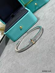 Colestore Tiffany T Wire Bracelet in Silver  - 4