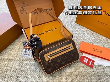 Colestore Louis Vuitton Monogram Pochette Cite 21 x 12 cm