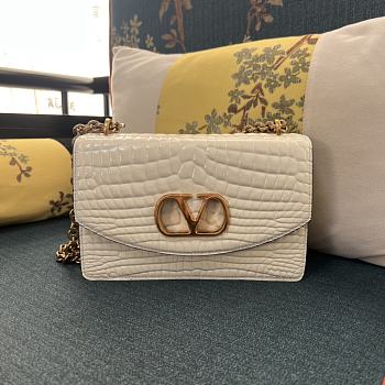 Colestore Valentino Garvani Vain Shoulder Bag In Crocodile Leather White 24 x 16 x 8 cm