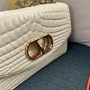 Colestore Valentino Garvani Vain Shoulder Bag In Crocodile Leather White 24 x 16 x 8 cm - 5