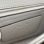 Colestore Valentino Garvani Vain Shoulder Bag In Crocodile Leather White 24 x 16 x 8 cm - 6