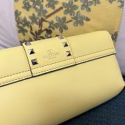 Colestore Valentino Garavani Rockstud leather shoulder bag Yellow 26 x 13 x 7 cm - 4