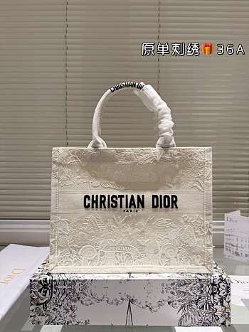 Colestore Dior Book Tote Latte Dior Cabinet de la Mer Embroidery 36 cm