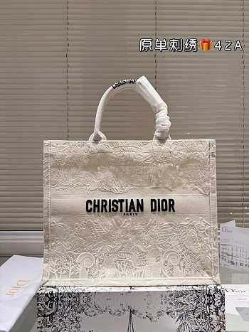 Colestore Dior Book Tote Latte Dior Cabinet de la Mer Embroidery 42 cm 