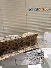 Colestore Dior Book Tote Beige Raffia Embroidered with Multicolor Dior Cabinet de Curiosités Motif 36 cm - 6