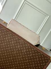 Colestore Louis Vuitton Coussin MM Hobo Bag Calf leather Galet Grey 38 x 33 x 10 cm M12071 - 5