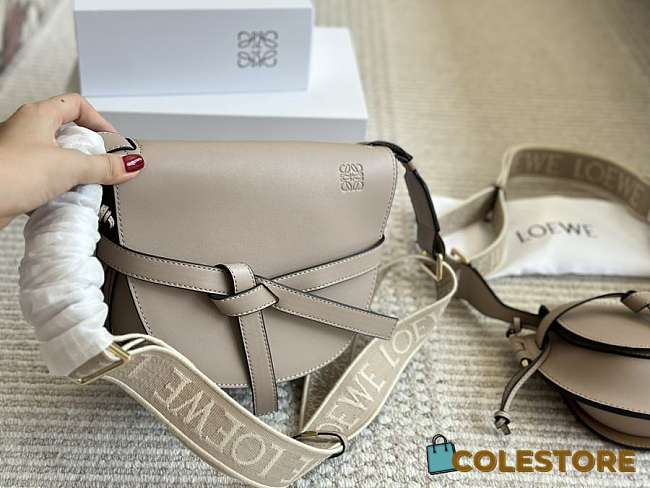 Colestore Loewe Gate Bag Beige 24 x 20 cm - 1