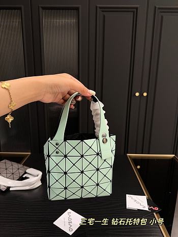Colestore BAO BAO ISSEY MIYAKE Green Pastel 16 x 15 cm