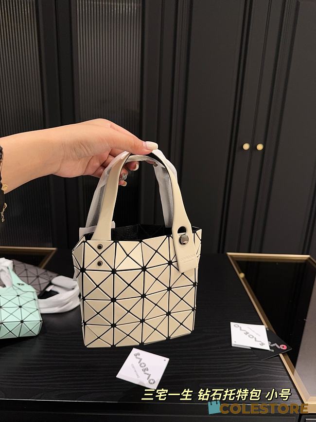 Colestore BAO BAO ISSEY MIYAKE Yellow Pastel 16 x 15 cm - 1