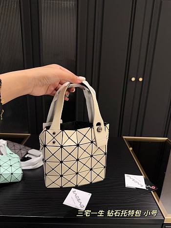 Colestore BAO BAO ISSEY MIYAKE Yellow Pastel 16 x 15 cm